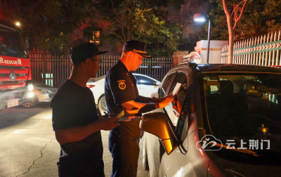 消防通道被堵？荆门消防车上阵  疏通“救命路”