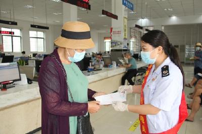 疫情当下 屈家岭“税务蓝”温暖纳税人