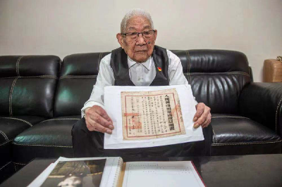 九旬退役老兵的一张人民英雄奖章颁授证明书