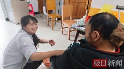夫妻俩把4岁女孩带回家，22年后……