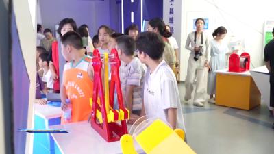 京山市科技馆暑期成“打卡热地”