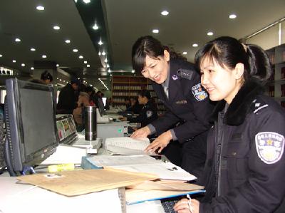 为方便学生办理身份证  窗口女警主动加班