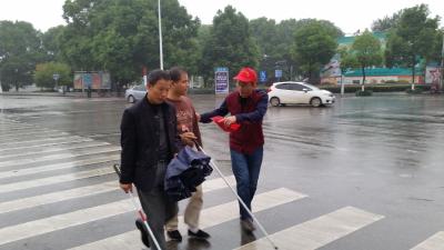 “小红帽”守护马路文明