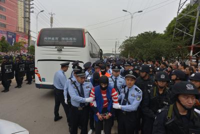 10.8大街上持刀砍人案案情通报：只因人群中踩一脚　导致1死4伤12人涉案