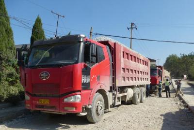 超限车“横行霸道”  乡间老路“不堪重负”