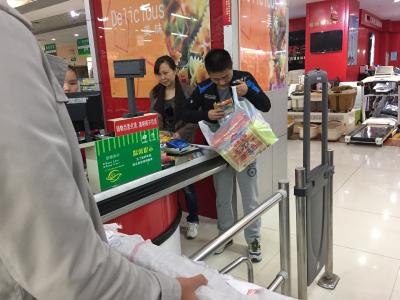 “限塑令”实施八年    行之有效还是我行我“塑”？