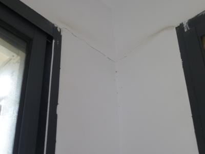 新房入住半年出现多处裂纹  开发商表示房屋质量无问题，承诺修复 