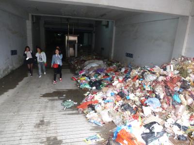 垃圾堆进地下车库为哪般？ 物业承诺：退出前，将尽快整改解决 