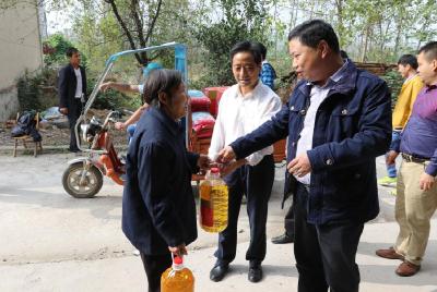 保安湖湿地公园管委会组织开展“扶贫日”走访慰问活动