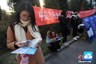 逾50万国考报名者最终弃考 烧脑试题在考察什么？