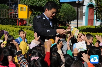 市交警大队民警进幼儿园  向幼儿园园长进行安全培训