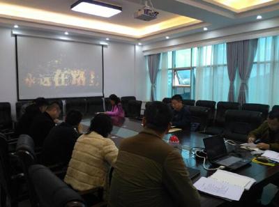 市编办集中学习十八届六中全会精神