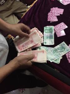 水果店老板路边摆牌桌聚众赌博 大冶警方严厉打击将赌窝一举端掉 