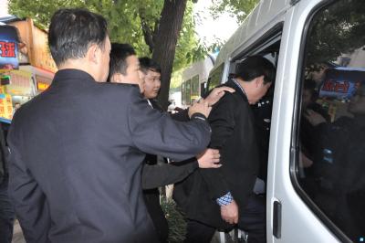 “铁拳”出击 持续治赌 一隐匿于游戏机厅的地下赌场被警方成功捣毁  