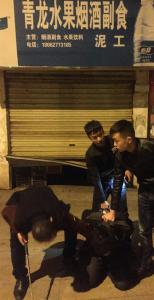 墈头老街夜现撬门大盗 刚从门里露出头就被抓 