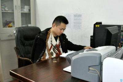 英勇民警负伤制伏毒贩 他说：打击毒品犯罪 时刻不松懈