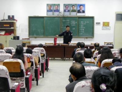 民警入校园开展冬季预防火灾消防培训