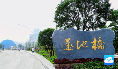民警向辖区百姓汇报工作细听民意