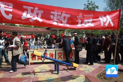 市民政部门  发放救灾物资积极应对寒潮