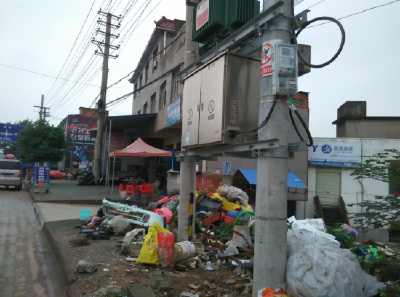 变压器下堆放垃圾 危险