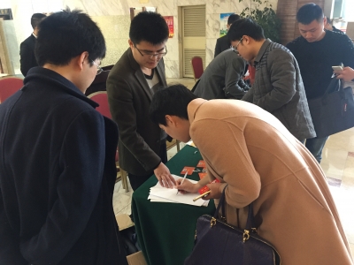 出席市六次党代会党代表今天上午向大会报到