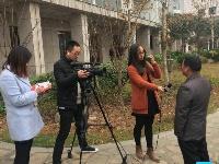 政协六届一次会议委员今天上午陆续向大会报到