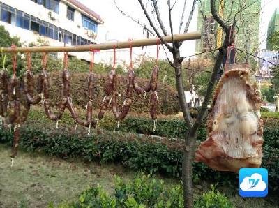 灌腊肠 晒萝卜干 大街小巷年味渐浓 受其影响 猪肉价格同比上涨15%左右