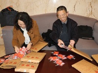 政协六届一次会议委员今天上午陆续向大会报到