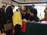 政协六届一次会议委员今天上午陆续向大会报到