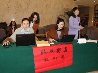 政协六届一次会议委员今天上午陆续向大会报到