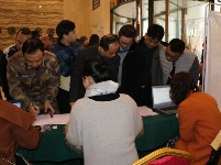 政协六届一次会议委员今天上午陆续向大会报到