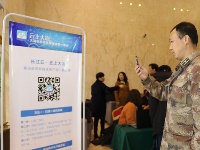 政协六届一次会议委员今天上午陆续向大会报到