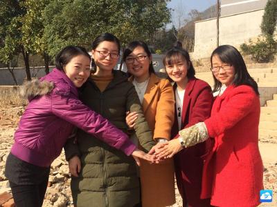 五朵“新机制”金花  撑起村小半边天   