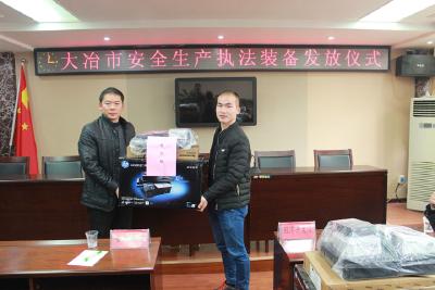 市安监局为各乡镇配发安全监管执法装备 