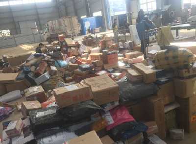 置办年货寄礼品  年前快递物流再现高峰