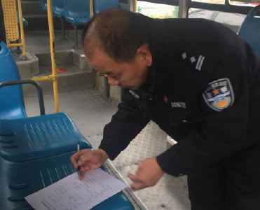 我市交警加强车辆安全检查