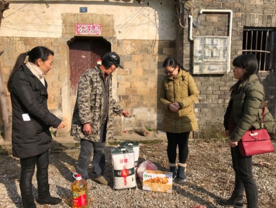 金牛镇妇联慰问贫困妇女儿童