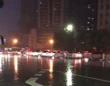 道路拥堵需耐心 交通秩序谨遵循