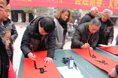 刘仁八镇开展送春联活动