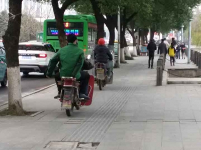  “拥堵”的人行道 电动车、摩托车借道人行道存安全隐患