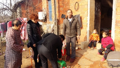 金山店计生办开展春节慰问计生困难家庭活动