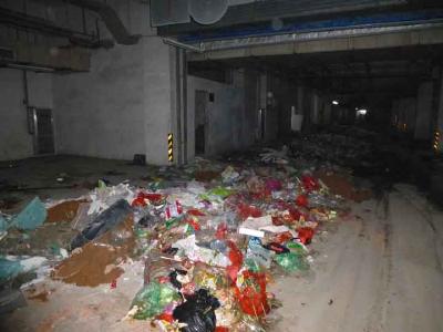 垃圾清理不彻底 居民很担忧