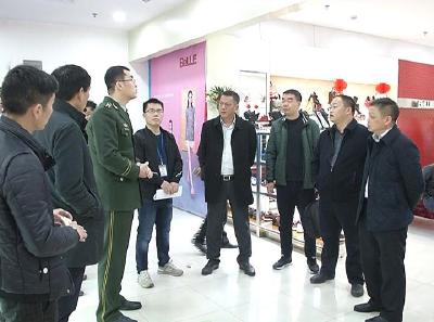 江龙平检查城区大型商场消防安全工作