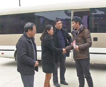 春联送下乡  情谊暖民心