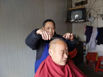 “一辈子的快乐都在这里面”73岁理发师用执着的老手艺换来快乐人生