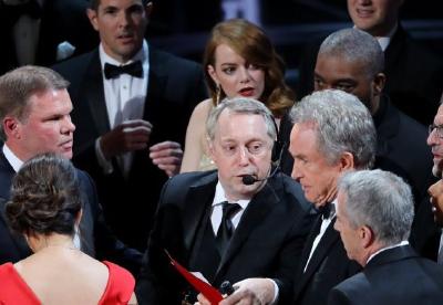 奥斯卡颁奖闹史上最大乌龙 普华永道解释称“给错备用信封”