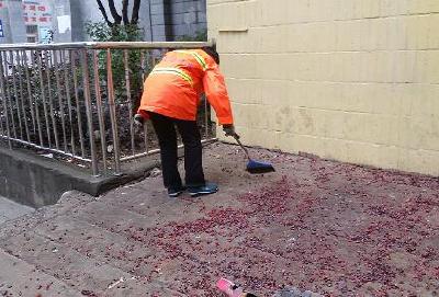 “开门炮”留满地垃圾 环卫工苦不堪言