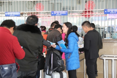 市司法局组织发放“普法大礼包”