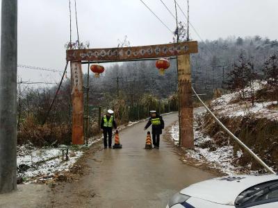 大冶迎来新年首场降雪 交警街面山区忙碌巡查排患