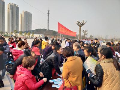 东岳街办组织开展法治宣传和法律服务活动